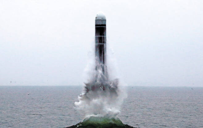 조선중앙통신이 3일 신형 잠수함발사탄도미사일(SLBM) ‘북극성-3형’의 시험 발사에 성공했다며 공개한 사진 속에 지난 2일 원산만 인근 해상에서 발사되는 북극성-3형 미사일의 모습이 담겨 있다. /조선중앙통신