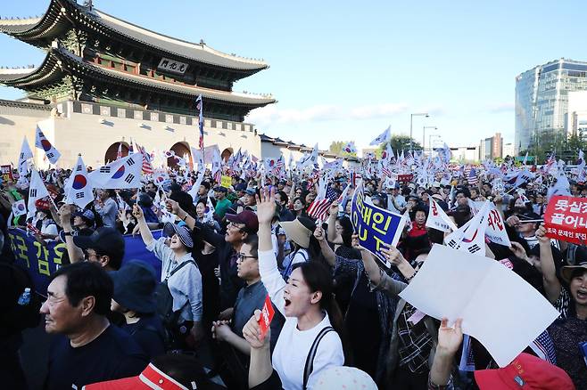 3일 오후 서울 광화문 일대에서 열린 문재인 정부를 비판하고 조국 장관의 사퇴를 촉구하는 집회에서 참석자들이 행진을 하고 있다. [뉴스1]