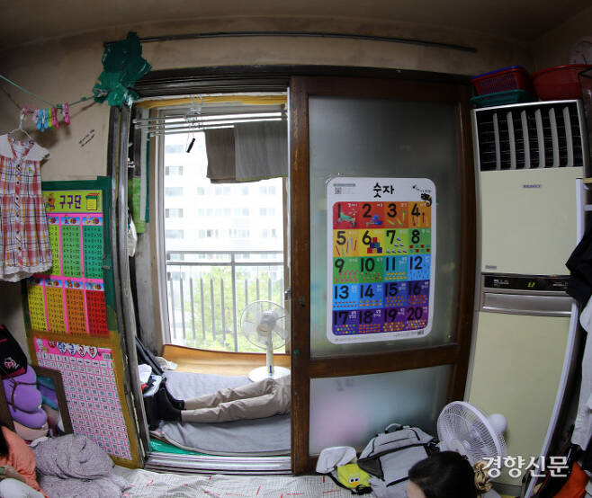 경기도의 한 영구임대아파트에 사는 조승자씨(63)의 집엔 성장기 아이들 5명이 한데 모여 잔다. 세탁기와 빨래걸이, 잡동사니 등이 놓인 베란다가 둘째 현우(15)의 ‘방’이다.  사진 김창길 기자 cut@kyunghyang.com
