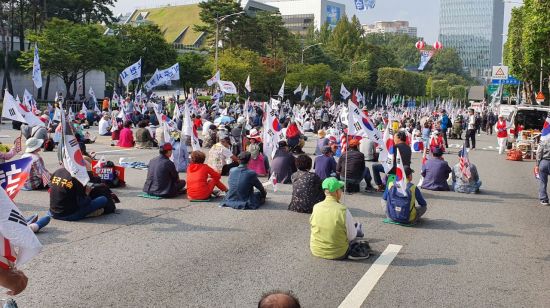 5일 오후 서울 서초경찰서 부근에서 촛불문화제의 맞불집회 성격으로 '태극기 집회'가 열리고 있다.