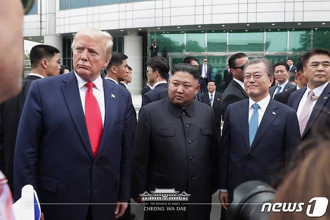 문재인 대통령과 도널드 트럼프 미국 대통령이 지난 6월30일 오후 판문점을 방문해 김정은 북한 국무위원장을 만나고 있다. (청와대 페이스북) 2019.6.30/뉴스1