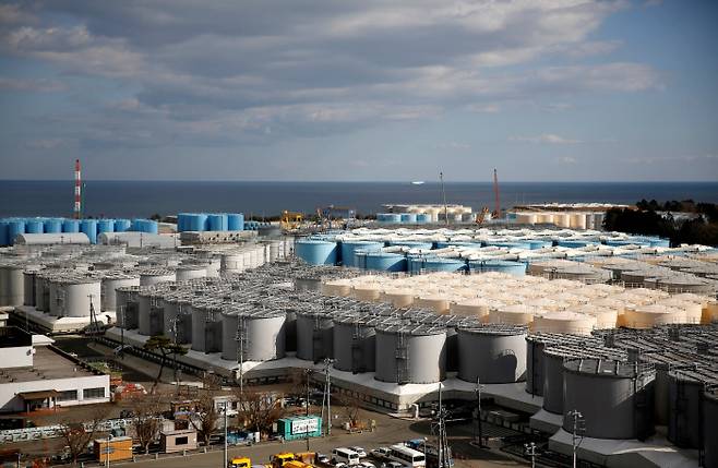 방사능 누출 사고가 일어났던 일본 후쿠시마현 제1원자력발전소 주변에 방사능 오염수를 저장해 둔 탱크가 줄지어 늘어서 있다.   연합뉴스