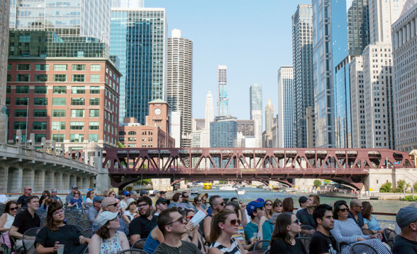 시카고를 찾은 관광객들은 투어 보트를 타고 시카고 강을 따라 다양한 건축물을 감상할 수 있다.