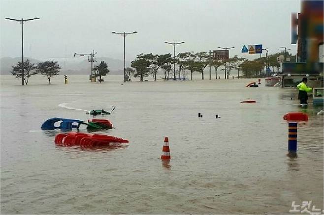 지난 3일 태풍 미탁의 영향으로 350mm가 넘는 폭우가 쏟아지면서 경포호수 인근 진안상가 일대가 물에 잠겼다. (사진=유선희 기자)