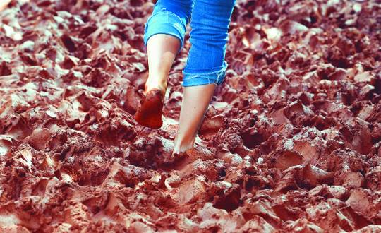 지난달 29일 대전 계족산 황톳길을 찾은 한 여행객이 맨발로 황토의 감촉을 느끼며 걷고 있다. 황톳길은 총 길이 14.5㎞로 조성돼 있다.