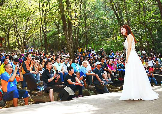 지난달 29일 계족산 황톳길을 찾은 등산객들이 주말마다 열리는 맥키스 오페라단 ‘뻔뻔(fun fun)한 클래식’의 숲속 음악회를 즐기고 있다.
