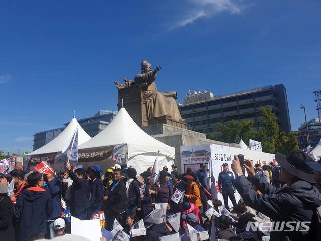 【서울=뉴시스】김남희 수습기자 = 한글날인 9일 서울 광화문 광장 일대를 보수단체 집회 참가자들이 빼곡히 채우고 있다. 2019.10.09