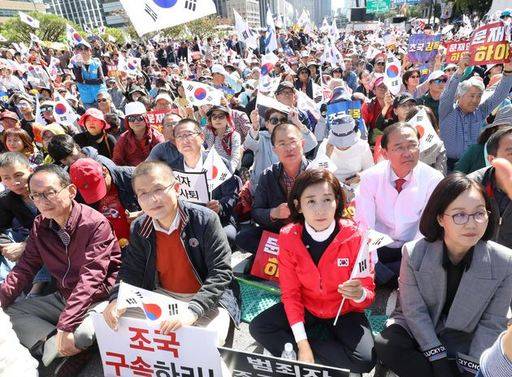 황교안 자유한국당 대표와 나경원 원내대표가 9일 오후 서울 종로구 광화문광장 일대에서 열린 범국민투쟁본부 ‘’대한민국 바로세우기 국민대회‘’에 참석해 조국 법무부 장관의 사퇴를 촉구하며 태극기를 흔들고 있다. 뉴시스