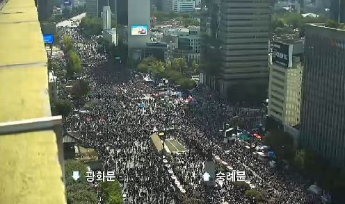 한글날인 9일 서울 광화문 광장 일대를 보수단체 집회 참가자들이 빼곡히 채우고 있다.서울도로교통센터 CCTV