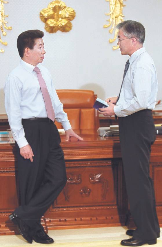 2007년 청와대에서 노 대통령(왼쪽)과 문 비서실장. [중앙포토]
