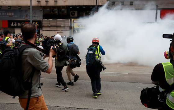 지난달 29일 홍콩 완차이 지역에서 한 기자가 시위 현장을 촬영하고 있다. [로이터=연합뉴스]