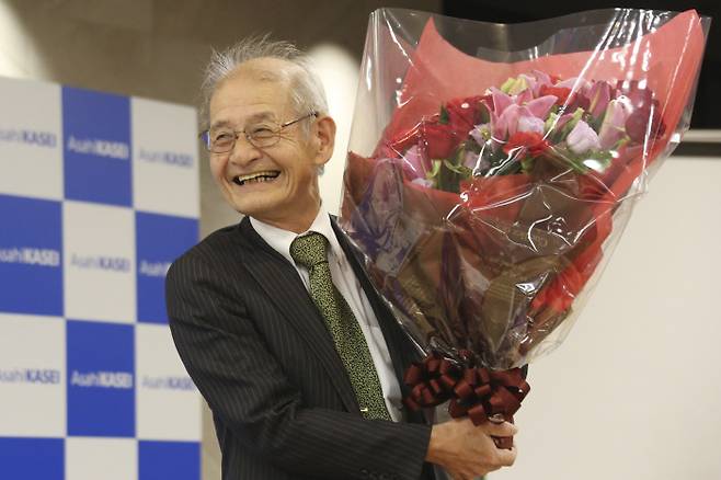 올해 노벨화학상 공동수상자로 선정된 요시노 아키라가 9일 도쿄에서 열린 기자회견에서 꽃다발을 받고 웃고 있다. 도쿄|AP연합뉴스
