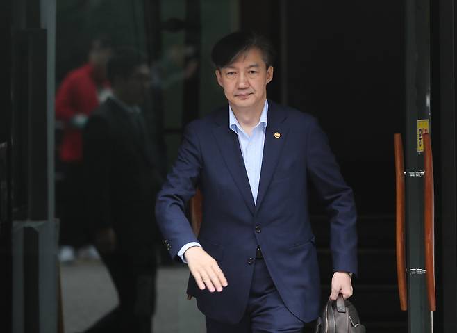 조국 법무부 장관이 10일 오전 서울 서초구 방배동 자택을 나서고 있다. 연합뉴스