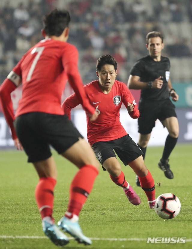 【화성=뉴시스】최진석 기자 = 10일 경기 화성종합운동장에서 열린 '2022 FIFA 카타르 월드컵' 아시아 지역 2차 예선 대한민국과 스리랑카의 경기. 이강인이 손흥민에게 패스하고 있다. 2019.10.10.myjs@newsis.com