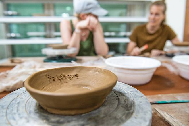 느리지만 직접 코일링을 해 기벽을 세운 후 접시를 빚었다