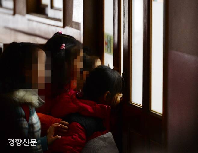 초등학교 신입생 예비소집일에 어린이들이 교실을 들여다보는 모습(사진은 기사와 관련 없음). 강윤중 기자
