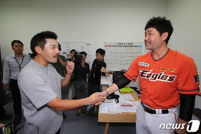 2019시즌 개막을 앞두고 트레이드 요구 파동으로 징계를 받았다가 해제된 한화 이용규가 지난 9월1일 오전 대전 한화생명이글스파크를 찾아 한용덕 감독을 만나 사과 인사를 하고 있다. /뉴스1 © News1 주기철 기자