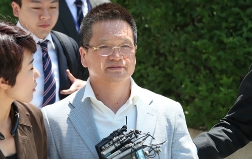 김 전 차관에게 뇌물을 준 건설업자 윤중천씨가 5월22일 영장실질심사를 위해 법원에 출석하고 있다. 백소아 기자