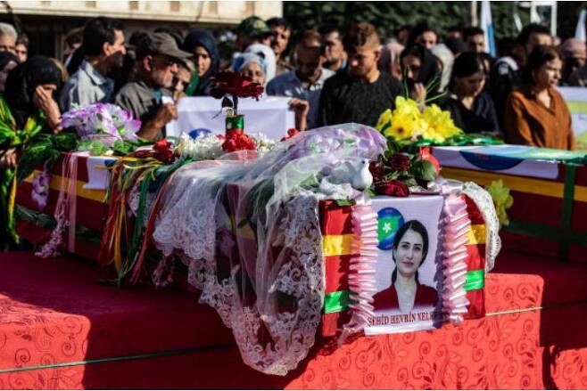 터키의 공격을 받고 있는 시리아 북동부 쿠르드족 마을인 데릭에서 13일 쿠르드족의 지도자 헤브린 칼라프의 장례식이 거행되고 있다. 칼라프는 터키군의 지원을 받는 친터키 시리아 반군들에 의해 지난 12일 다른 동료 8명과 함께 처형됐다. AFP 연합뉴스