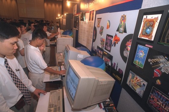 한글과컴퓨터는 1996년 서울 힐튼호텔에서 신제품 한글프로96과 한글오피스96 소프트웨어 발표회를 가졌다. 관람객들이 신제품의 기능을 직접 시험해보고 있다. [중앙포토]