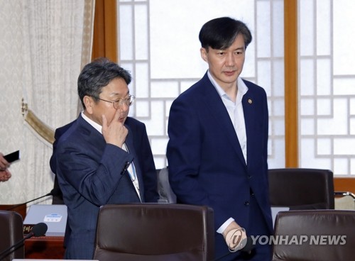 조국 법무부 장관(오른쪽)과 강기정 정무수석 [연합뉴스 자료사진]