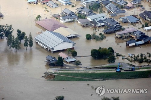 '하기비스'로 무너진 日 나가노 강둑…"30명 사망·15명 실종" (나가노 AFP=연합뉴스) 태풍 '하기비스'가 몰고 온 폭우 속에 13일 일본 나가노현 나가노시에서 지쿠마강(江)의 무너진 둑 주변 가옥들이 침수된 모습.      하기비스가 전날 저녁 일본 열도에 상륙, 폭우를 쏟아내며 중부와 동부지방을 강타한 가운데 이날 밤 현재 30명이 목숨을 잃고 15명이 실종된 것으로 파악됐다. bulls@yna.co.kr