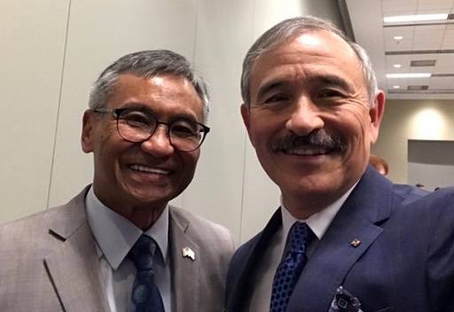 해리 해리스 주한 미국 대사(오른쪽)가 안토니오 타구바 PPALM 회장과 함께 찍어 트위터에 올린 사진. 해리스 대사 트위터 캡처