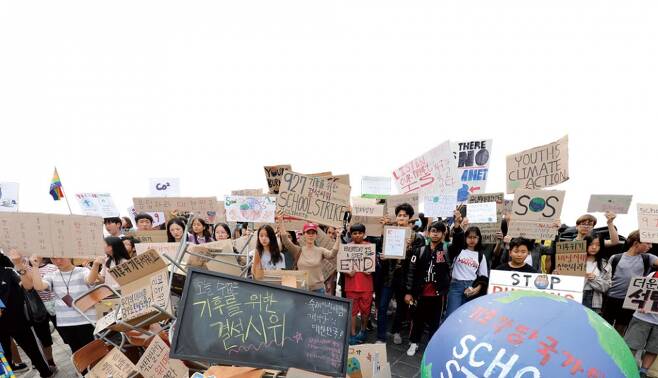 9월27일 서울 종로구 세종로공원에서 청소년 기후행동 소속 학생들이 기후를 위한 결석 시위를 하고 있다. ⓒ 시사저널 박정훈