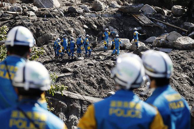 태풍 하기비스로 산사태가 난 일본 미야기현 마루모리마치에 투입된 구조인력들이 16일 실종자 수색작업을 벌이고 있다.  마루모리마치 | AP연합뉴스