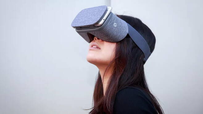 구글 VR HMD '데이드림 뷰' 착용한 모습 /사진=구글