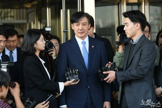 취임 36일 만에 사의를 표명한 조국 법무부 장관이 14일 오후 경기 과천시 정부과천청사 내 법무부를 나서고 있다. (사진=이한형 기자/자료사진)