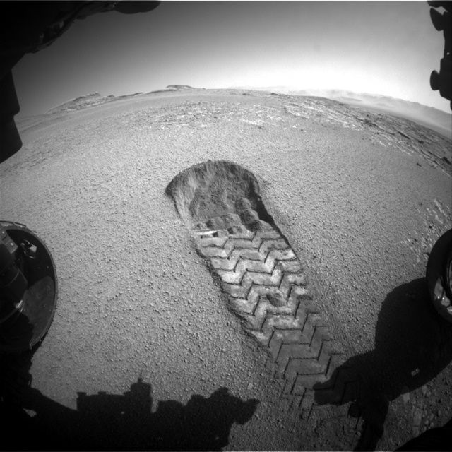 화성 지표면에 선명하게 남은 바퀴 자국은 큐리오시티 미션 중 하나다. (사진=NASA/JPL-Caltech)