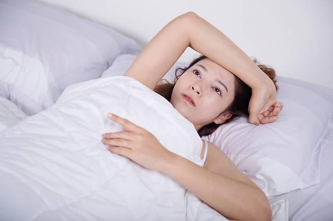 김 대리와 같이 밤에 잠이 오지 않아 고생인 사람이 많다. 잠을 제대로 자지 못하면 피부노화는 물론 뇌인지기능도 쇠퇴할 수 있다. /사진= 이미지 투데이 제공