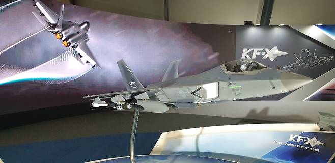 아덱스에 전시된 한국형전투기(KFX) 모형.[사진=김수한 기자/soohan@]