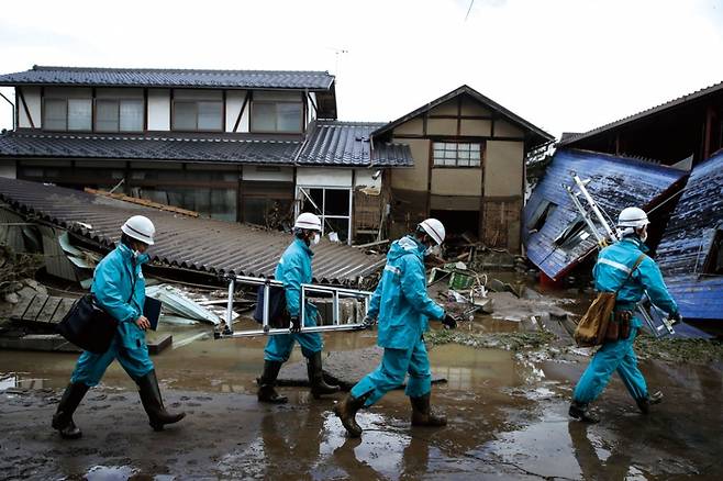 10월15일 일본 나가노시가 태풍 하비기스로 피해를 입은 가운데 복구작업이 진행되고 있다. ⓒ AP 연합