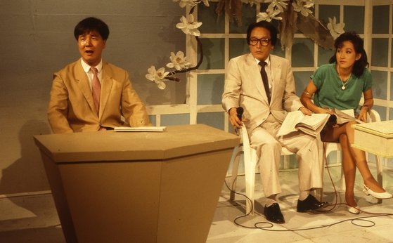 1988년 MBC '가요 초대석' 중 정치 사회를 풍자하는 '분장실 뉴스'코너를 담당했던 최병서 [중앙포토]