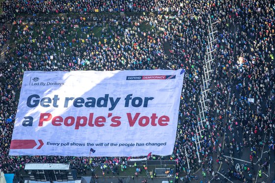 런던 도심과 의사당 앞에서는 수천명이 브렉시트에 반대하며 국민투표를 요구하는 시위를 벌였다. [로이터=연합뉴스]