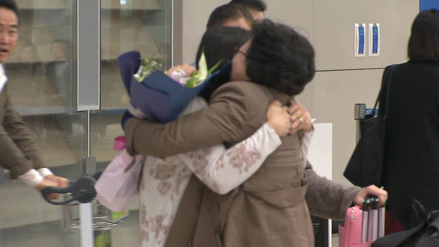 모녀가 지난 18일 인천국제공항에서 44년 만에 만났다