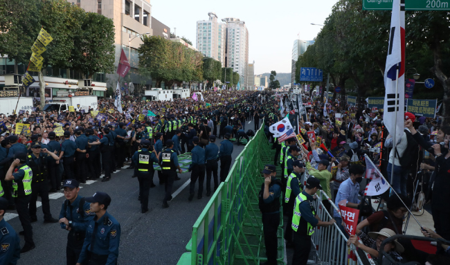 9월 28일 서울 서초구 대검찰청 정문 앞 도로에서  ‘조국 수호’ 집회가 열렸다.