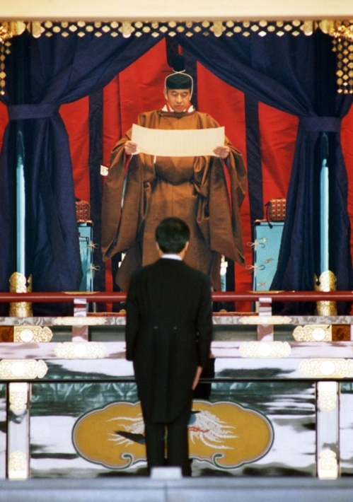 1990년 11월 열렸던 즉위 선포 의식 때 아키히토 일왕이 가이후 도시키 당시 총리를 앞에 두고 자신의 즉위를 대내외에 알리고 있다. [교도=연합뉴스 자료사진]