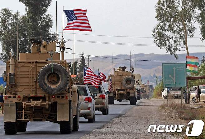 미군 장갑차 행렬이 시리아북부로부터 철군하고 있다. © AFP=뉴스1