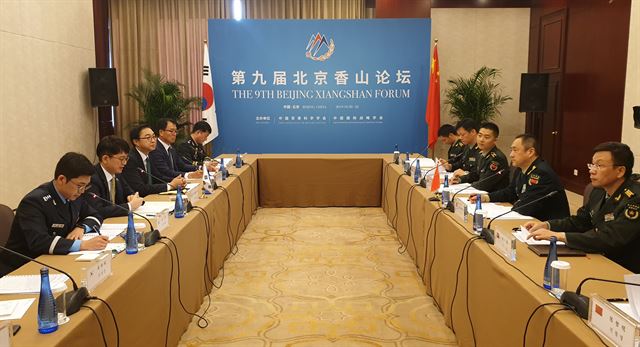 박재민(왼쪽 두 번째) 국방부 차관이 21일 베이징에서 열린 제5차 한중 국방전략대화에서 샤오위안밍 중국 연합참모부 부참모장과 국방교류협력 방안을 논의하고 있다. 국방부제공