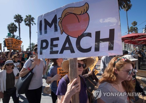 19일 캘리포니아에서 열린 트럼프 탄핵 촉구 시위 [AFP=연합뉴스]