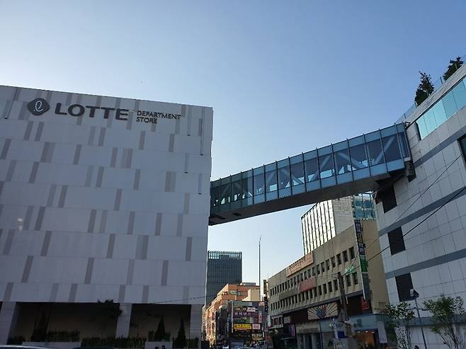 특혜논란에 휩싸인 롯데백화점 안산점의 신관과 구관을 잇는 연결통로