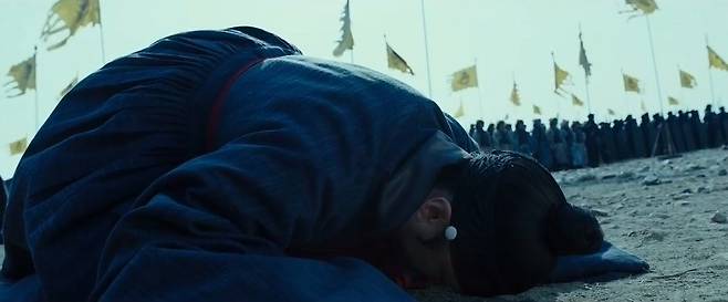 영화 '남한산성'에서 묘사한 삼전도의 굴욕/사진제공=씨제이이앤엠(CJ E&M)