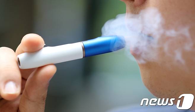 서울 시내의 한 거리에서 시민들이 궐련형 전자담배를 피우고 있다. /뉴스1 © News1 이재명 기자