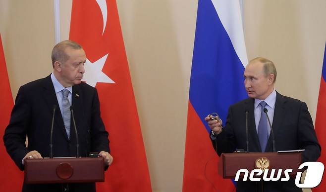블라디미르 푸틴 러시아 대통령이 22일 (현지시간) 러시아 남부 휴양 도시 소치에서 레제프 타이이프 에르도안 터키 대통령과 정상회담을 마치고 기자회견을 하고 있다. © AFP=뉴스1