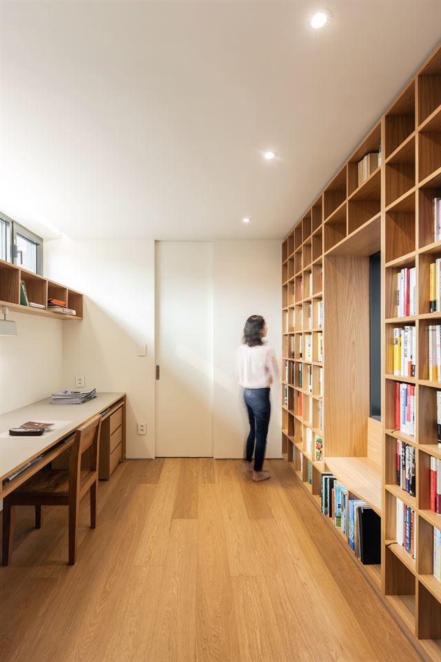 사적 공간이 시작되는 2층은 서재다. 건축주는 어떤 방해도 없이 하루의 대부분의 시간을 이 공간에서 책을 보고, 글을 쓰면서 보낸다. ©texture on texture