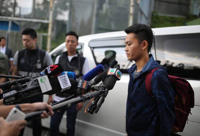 홍콩 시위 사태를 촉발시킨 살인용의자 찬퉁카이(가운데)가 23일 출소해 취재진과 인터뷰하고 있다. 그는 홍콩인들에게 사과하고 대만으로 가 죄에 대한 처벌을 받겠다고 밝혔다.                                                                                               홍콩｜AP·연합뉴스