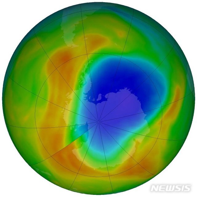 【서울=뉴시스】지난 1985년 남극 상공에서 오존층에 구멍이 발생한 사실이 발견된 이후 올해 남극 상공의 오존층 구멍이 가장 작은 규모라고 미 항공우주국(NASA)이 22일 밝혔다. <사진 출처 : NASA 홈페이지> 2019.10.23